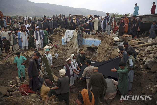 [파르완주(아프가니스탄)=AP/뉴시스] 지난해 8월26일 아프가니스탄 카불 북부 파르완주에서 주민들이 진흙 속에 매몰된 희생자를 찾고 있다. 2021.07.29.