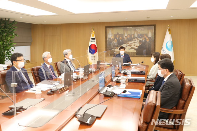 [서울=뉴시스] 이주열 한국은행 총재(가운데)가 27일 서울 중구 한국은행에서 열린 금융통화위원회 본회의에서 회의를 주재하고 있다. (사진=한국은행 제공) 2020.08.27. photo@newsis.com 