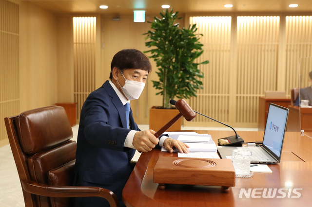 [서울=뉴시스] 이주열 한국은행 총재가 27일 오전 서울 중구 한국은행에서 열린 금융통화위원회 본회의에서 회의를 주재하며 의사봉을 두드리고 있다. (사진=한국은행 제공) 2020.08.27. photo@newsis.com 