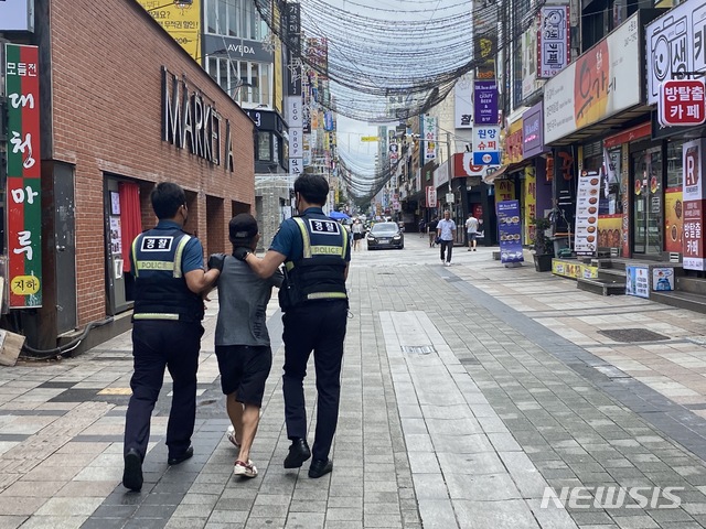 [수원=뉴시스] 27일 오전 11시 20분께 수원시 팔달구 매산동 한 반찬가게 난입해 반찬을 내놓으라며 흉기로 가게주인을 위협하 60대 남성이 경찰에 붙잡혔다. 사진은 경찰 체포 당시