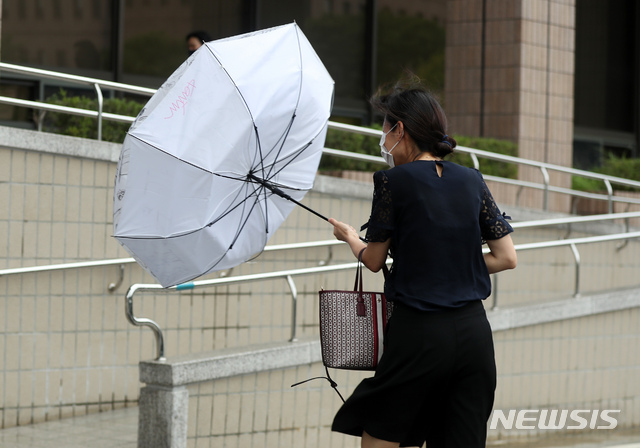 [과천=뉴시스] 고승민 기자 = 태풍 '바비'의 영향으로 비와 세찬 바람이 부는 날씨를 보인 27일 과천 법무부 청사에서 출근하던 한 직원의 우산이 바람에 뒤집어지고 있다. 2020.08.27. kkssmm99@newsis.com