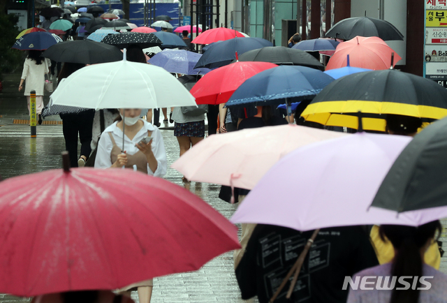 [서울=뉴시스] 이윤청 기자 = 수도권, 인천 등 중부지방이 태풍 바비의 영향을 받고 있는 27일 서울 강남구 강남역 인근에서 시민들이 우산을 쓰고 출근하고 있다. 2020.08.27.  radiohead@newsis.com