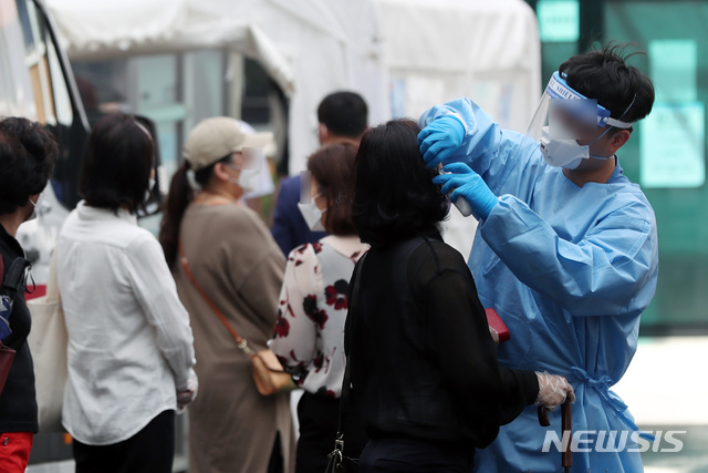 [서울=뉴시스] 고승민 기자 = 태풍 바비의 영향으로 수도권 등의 선별진료소가 임시 운영 중단됐다 다시 진료를 시작한 27일 서울 중구의 한 선별진료소를 찾은 시민이 검사를 받기 위해 줄을 서고 있다. 2020.08.27.kkssmm99@newsis.com