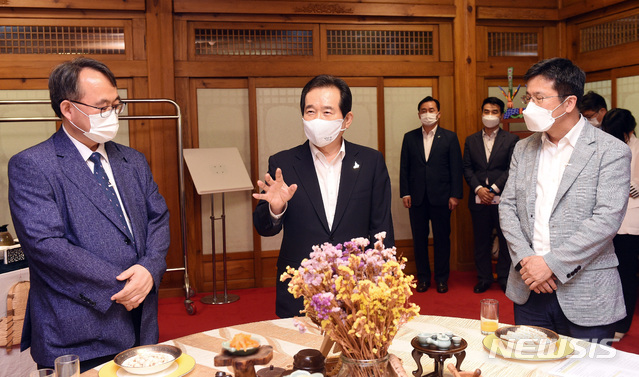 [서울=뉴시스] 김명원 기자 = 정세균 국무총리가 27일 오후 서울 종로구 총리공관에서 '코로나19 재확산 현황과 전망, 우리의 대응은?' 라는 주제로 열린 제16차 목요대화에 앞서 참석자들과 대화를 하고 있다. 2020.08.27.  photo@newsis.com