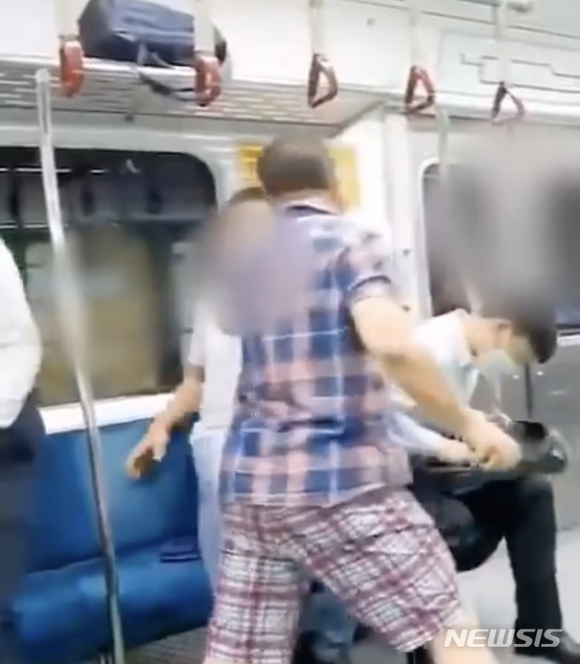 [서울=뉴시스] = 지난해 8월27일 당산역을 지나던 서울 지하철 2호선 안에서 한 50대 남성이 마스크 착용을 요구하는 승객의 목을 조르고, 신고 있던 슬리퍼로 얼굴을 치고 있다. (사진=유튜브 캡쳐)2020.08.28.