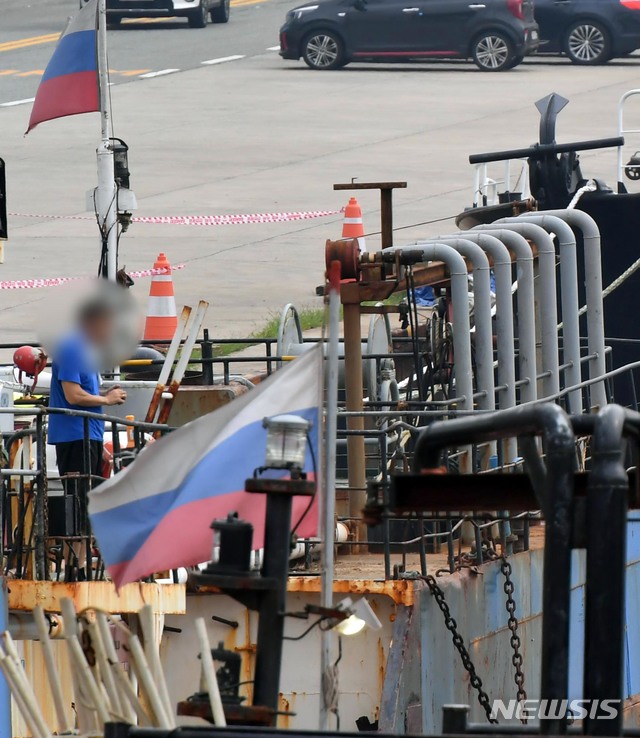 [부산=뉴시스] 부산 감천항에 정박 중인 러시아 선박.