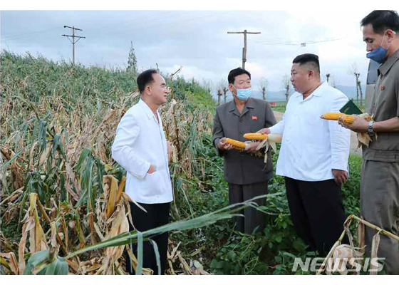 [서울=뉴시스]박진희 기자 = 북한 김정은 국무위원장이 제8호 태풍 '바비'가 지나간 황해남도의 태풍 피해지역을 찾아 피해 상황을 점검했다고 노동신문이이 지난달 28일 보도했다. (사진=노동신문 캡처) 2020.09.04 pak7130@newsis.com (* 위 사진은 재배포, 재판매, DB 및 활용을 금지합니다)