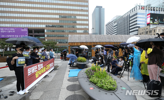 [서울=뉴시스] 이윤청 기자 = 815 비상대책위원회와 사랑제일교회 변호인단이 28일 서울 종로구 광화문광장에서 기자회견에서 열고 정부의 신종 코로나바이러스 감염증(코로나19) 방역 실패 인정을 촉구하며 전광훈 목사 등의 명예훼손에 대한 문재인 대통령 국민집단소송 의사를 밝히고 있다. 2020.08.28.  radiohead@newsis.com