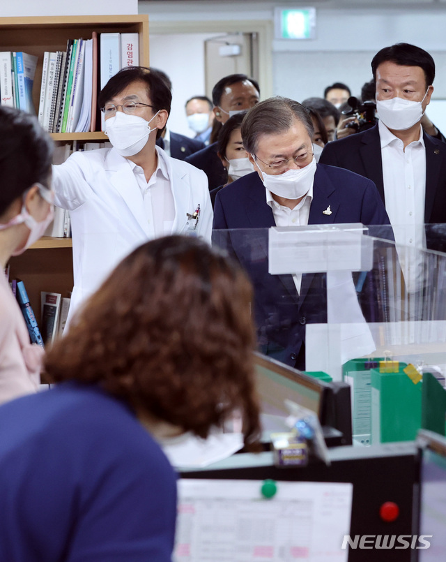 [서울=뉴시스] 추상철 기자 = 문재인 대통령이 28일 서울 중구 국립중앙의료원 수도권 병상 공동대응 상황실을 방문, 신종 코로나바이러스 감염증(코로나19) 현장대응반원들을 격려하고 있다. 2020.08.28scchoo@newsis.com