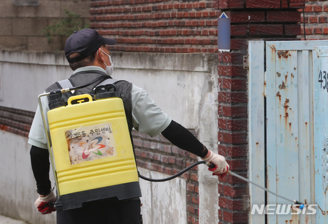 [서울=뉴시스]배훈식 기자 = 28일 오후 신종 코로나바이러스 감염증(코로나19) 집단 감염이 발생한 서울 노원구 소재의 빛가온교회 인근 주택가에서 동주민센터 관계자가 방역작업을 하고 있다. 2020.08.28.  dahora83@newsis.com