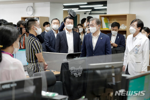 [서울=뉴시스] 추상철 기자 = 문재인 대통령이 28일 서울 중구 국립중앙의료원 수도권 병상 공동대응 상황실을 방문, 신종 코로나바이러스 감염증(코로나19) 현장대응반원들을 격려하고 있다. 2020.08.28 scchoo@newsis.com