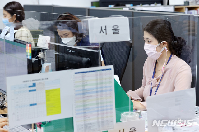 [서울=뉴시스] 추상철 기자 = 지난달 28일 서울 중구 국립중앙의료원에 마련된 수도권 병상 공동대응 상황실에서 현장대응반원들이 병상 확보를 위한 업무를 보고 있다. 2020.08.28 scchoo@newsis.com