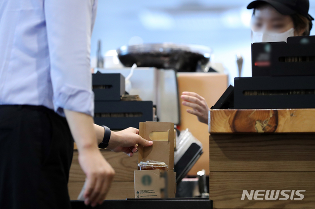 오늘부터 수도권 밤 9시 이후 식당서 취식 금지…포장·배달만 가능