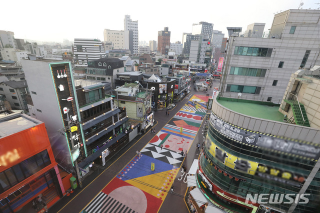 [서울=뉴시스] 고범준 기자 = 신종 코로나 바이러스 감염증(코로나19) 확산으로 정부가 사회적 거리두기 2단계 조치를 일주일 연장, 음식점과 카페 등 밀집된 공간의 운영시간을 제한하는 방안을 발표한 28일 오후 서울 마포구 홍대 거리가 한산한 모습을 보이고 있다. 2020.08.28. bjko@newsis.com