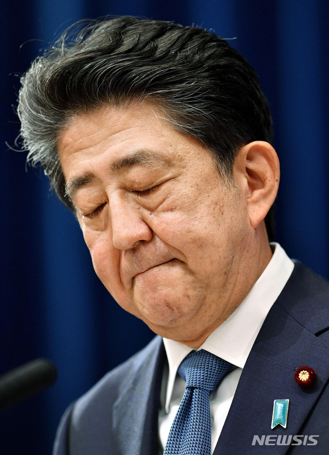 [도쿄=AP/뉴시스]아베 신조 일본 총리가 지난달 28일 총리 관저에서 기자회견을 가지고 '사임'을 표명하며 잠시 눈을 감고 있다. 그는 재병인 궤양성 대장염 재발로 사임 뜻을 밝혔다. 2020.08.31.