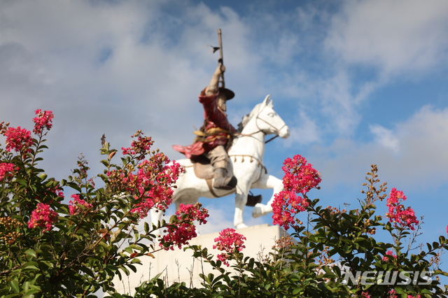 곽재우 장군 동상 앞에 배롱나무꽃이 활짝 피어 있다, 의령관문공원