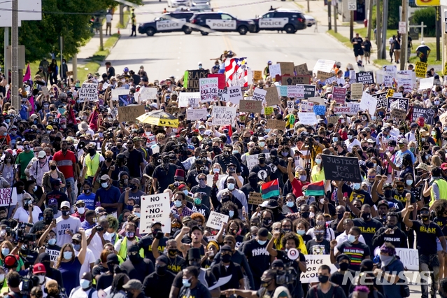 [커노샤( 미 위스콘신주)= AP/뉴시스] 8월 29일 커노샤 시내에 모인 1000여명의 시위대가 경찰관 총을 맞고 영구 장애인이 된 흑인 블레이크에 대한 지지시위를 벌이고 있다. 