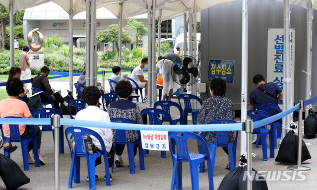 [서울=뉴시스] 고범준 기자 = 31일 오전 서울 영등포구 영등포보건소 선별진료소에서 시민들이 신종 코로나바이러스 감염증(코로나19) 진료를 받기 위해 대기하고 있다. 2020.08.31.  bjko@newsis.com