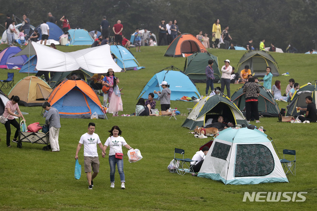 [베이징=AP/뉴시스]30일 중국 베이징 외곽 옌칭에서 한 연인이 야영장을 걷고 있다. 2020.08.31.