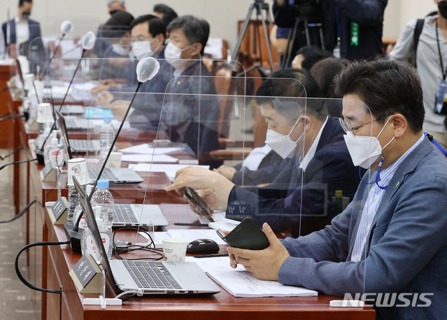 [서울=뉴시스] 국회사진기자단 = 31일 서울 여의도 국회에서 열린 교육위원회 전체회의에서 의원들 앞에 칸막이가 설치되어 있다. 2020.08.31. photo@newsis.com