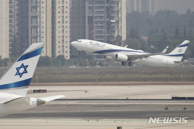 [텔아비브=AP/뉴시스]아랍에미리트(UAE)와 이스라엘 간 정상화 협상을 마무리하기 위해 이스라엘과 미국 대표단을 태운 이스라엘 국적기 엘알 항공 소속 민항기가 31일(현지시간) 이스라엘 텔아비브 인근 벤 구리온 공항에서 이륙하고 있다. 사상 처음으로 UAE 아부다비로 향한 민항기에는 도널드 트럼프 미국 대통령의 사위인 재러드 쿠슈너 백악관 선임보좌관, 로버트 오브라이언 백악관 국가안보보좌관 등 미국과 이스라엘 대표단이 탑승했다. 2020.08.31.