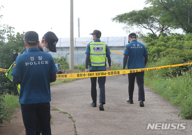 [제주=뉴시스]우장호 기자 = 지난 31일 제주시 도두1동 제주시민속오일시장 뒷편 이면도로 인근 밭에서 30대 여성 시신이 발견됐다. 출동한 경찰이 현장을 보존하고 있다. 2020.08.31. woo1223@newsis.com