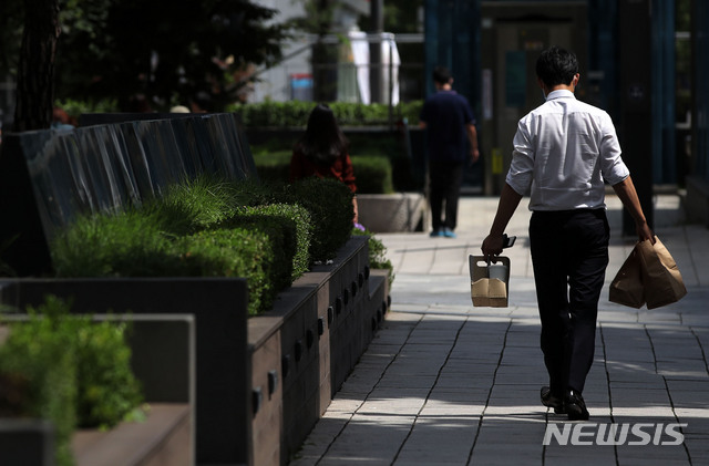 [서울=뉴시스] 박미소 기자 = 사회적 거리두기 2.5단계 조치가 시행 중인 1일 오후 서울 종로구 인근에서 한 시민이 포장음식을 들고 걸어가고 있다. 2020.09.01.  misocamera@newsis.com