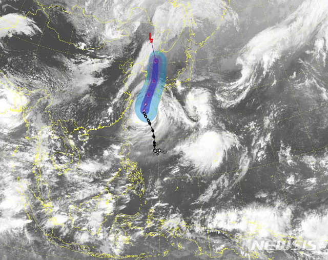 [서울=뉴시스]김병문 기자 = 기상청은 매우 강한 제9호 태풍 '마이삭'이 1일 오후 3시기준 일본 오키나와 서북서쪽 약 220㎞ 부근 해상에서 북북동진하고 있다고 발표했다. (사진=기상청 캡처) 2020.09.01. photo@newsis.com