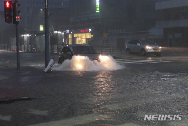 [제주=뉴시스] 양영전 기자 = 2일 오후 태풍 ‘마이삭’의 영향으로 제주시 이도2동 한 도로가 빗물에 잠기면서 차량 위로 빗물이 넘치고 있다. 2020.09.02. 0jeoni@newsis