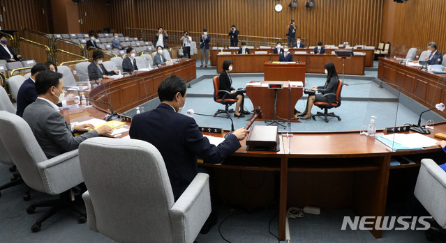 [서울=뉴시스]홍효식 기자 = 우상호 위원장이 2일 서울 여의도 국회에서 열린 대법관(이흥구) 임명동의안 심사를 위한 인사청문회에서 의사봉을 두드리고 있다. 2020.09.02. yesphoto@newsis.com