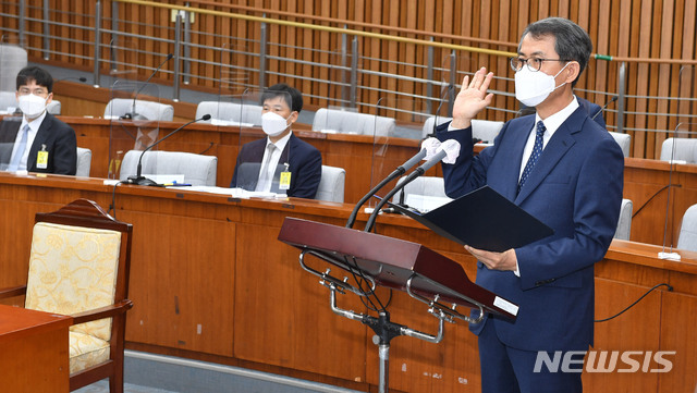 [서울=뉴시스] 홍효식 기자 = 이흥구 대법관 후보자가 2일 오전 서울 여의도 국회에서 열린 인사청문회에서 선서를 하고 있다. 2020.09.02.  photo@newsis.com