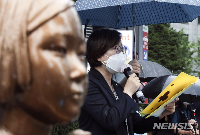 [서울=뉴시스] 최진석 기자 = 이나영 정의기억연대 이사장이 2일 서울 종로구 옛 일본대사관 앞에서 열린 일본군성노예제 문제해결을 위한 정기 수요시위에서 발언을 하고 있다. 2020.09.02.myjs@newsis.com