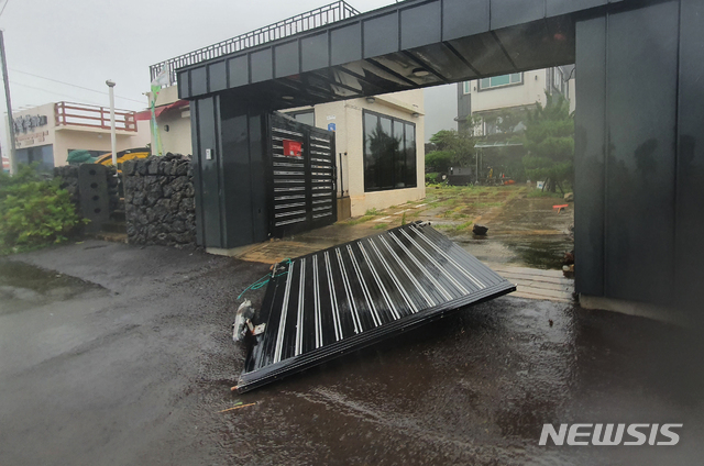 [제주=뉴시스]우장호 기자 = 제9호 태풍 '마이삭(MAYSAK)'이 북상 중인 2일 오후 제주시 구좌읍 종달리 인근 마을의 한 가정집 대문이 강한 바람에 부서져 있다. 2020.09.02. woo1223@newsis.com