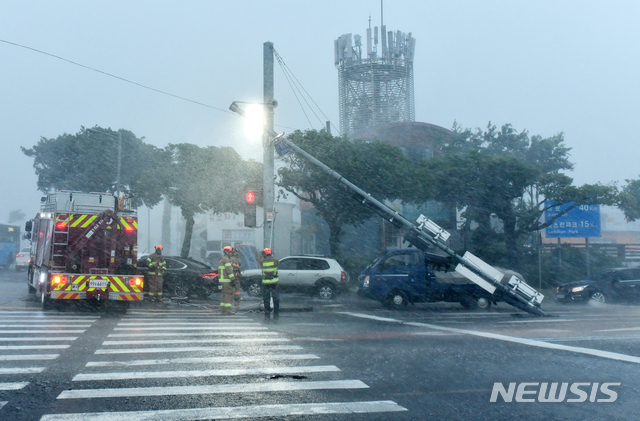 [제주=뉴시스]박진희 기자 = 2일 오후 제주시 공항 인근 도로에 제9호 태풍 '마이삭(MAYSAK)'의 영향으로 신호등이 부러져 소방구조대가 안전 조치를 하고 있다. (사진=박정근 사진작가 제공) 2020.09.02.  photo@newsis.com 