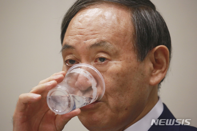 [도쿄=AP/뉴시스]스가 요시히데 일본 관방장관이 지난 2일 도쿄에서 기자회견을 하면서 물을 마시고 있다. 20202.09.12
