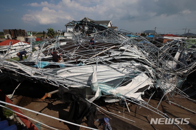 [제주=뉴시스] 강경태 기자 = 제9호 태풍 ‘마이삭(MAYSAK)’이 북상하며 제주 곳곳에 큰 피해를 안긴 가운데 3일 오후 제주시 구좌읍 종달리 한 주택에 강풍에 날린 치어양식장 지붕이 널브러져 있다. (사진=제주도의회 제공) 2020.09.03. photo@newsis.com