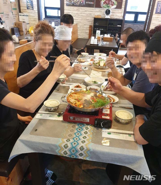 [서울=뉴시스]점심 손님을 맞기 전 식사하는 우사미 직원들