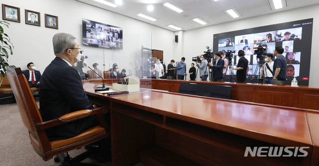 [서울=뉴시스] 배훈식 기자 = 김종인 국민의힘 비대위원장이 3일 오전 서울 여의도 국회에서 열린 비대위원장 취임 100일 기자회견에서 온라인 화상회의 시스템을 활용해 취재진의 질문에 답변하고 있다. 2020.09.03.  photo@newsis.com