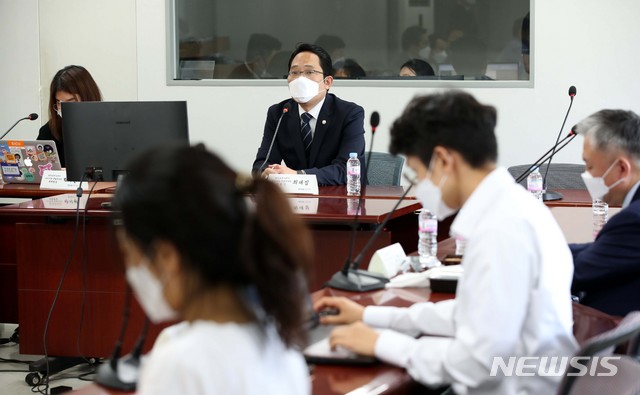 [서울=뉴시스] 전진환 기자 = 최대집 대한의사협회 회장이 3일 서울 용산구 대한의사협회 용산임시회관 회의실에서 열린 범의료계 4대악 저지투쟁 특별위원회 3차회의 시작에 앞서 자리에 앉아 있다. 2020.09.03. photo@newsis.com