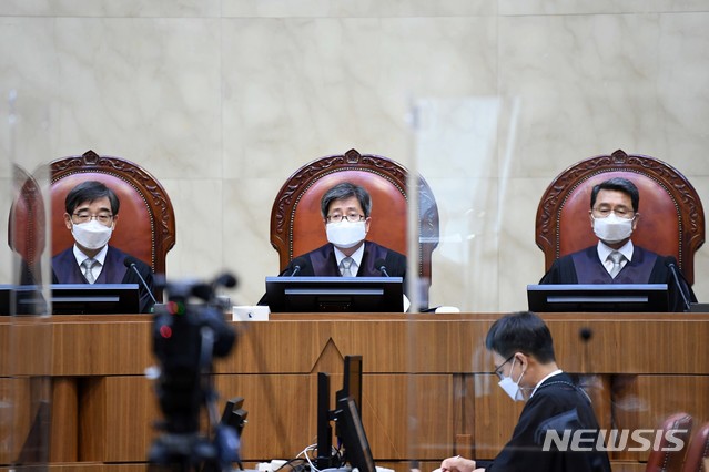 [서울=뉴시스]김명수 대법원장이 지난달 3일 오후 서울 서초구 대법원에서 열린 전국교직원노동조합(전교조)에 대한 법외노조 통보 처분 취소 소송 상고심 선고기일에 참석한 모습이다. (사진=대법원 제공) 2020.09.03. photo@newsis.com