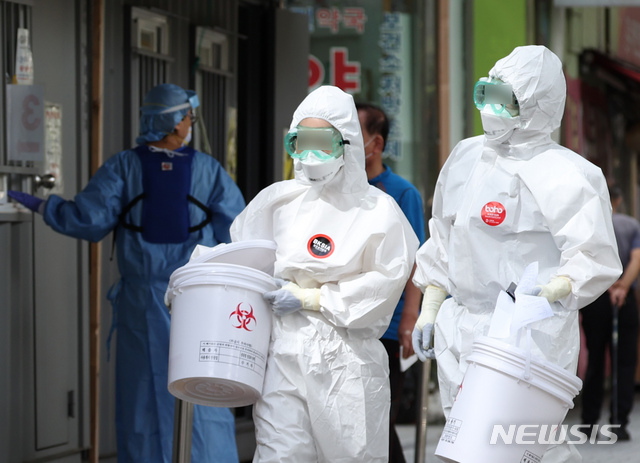 [서울=뉴시스] 고승민 기자 = 일일 신규 확진자 수가 17일만에 100명대로 줄어든 것으로 알려진 3일 서울의 한 보건소 선별진료소에서 의료진이 검사 업무를 수행하고 있다. 2020.09.03.kkssmm99@newsis.com