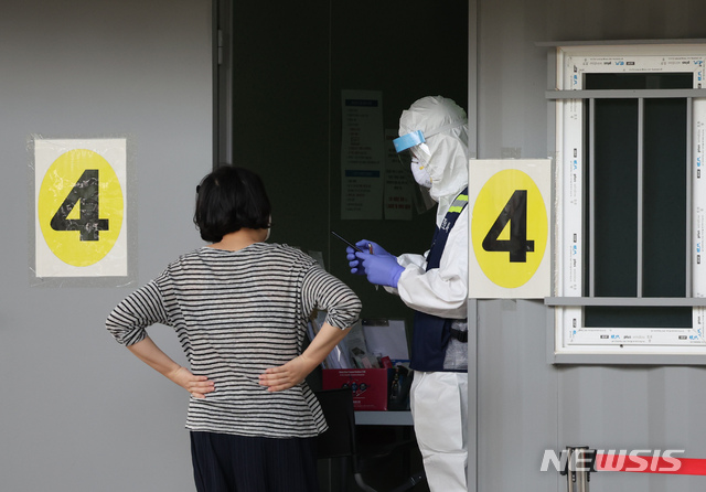 [서울=뉴시스] 고승민 기자 = 일일 신규 확진자 수가 17일만에 100명대로 줄어든 것으로 알려진 3일 서울의 한 보건소 선별진료소에서 의료진이 검사 업무를 수행하고 있다. 2020.09.03. kkssmm99@newsis.com