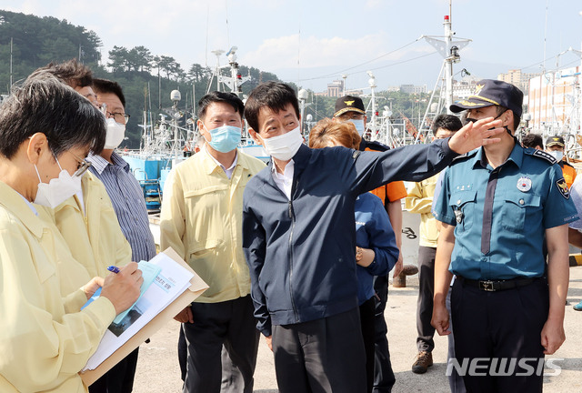 [서울=뉴시스] 박민석 기자 = 진영 행정안전부 장관이 3일 오후 제주도 서귀포항을 방문해 태풍 피해 및 대비 상황 등을 점검하고 있다. (사진=행정안전부 제공) 2020.09.03. photo@newsis.com