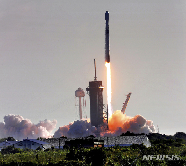 [플로리다=AP/뉴시스] 3일(현지시간) 미국 플로리다주 케네디 우주 센터에서 일론 머스크가 창립한 우주탐사기업 스페이스X의 팰컨9 로켓이 발사 중인 모습. 2020.09.29.