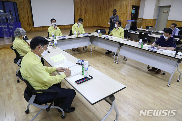 [홍성=뉴시스] 양승조 충남지사가 청양군청에서 김돈곤 군수와 관계자들이 참석한 가운데 김치 제조공장 코로나19 집단감염에 대한 방역대책을 논의하고 있다. 