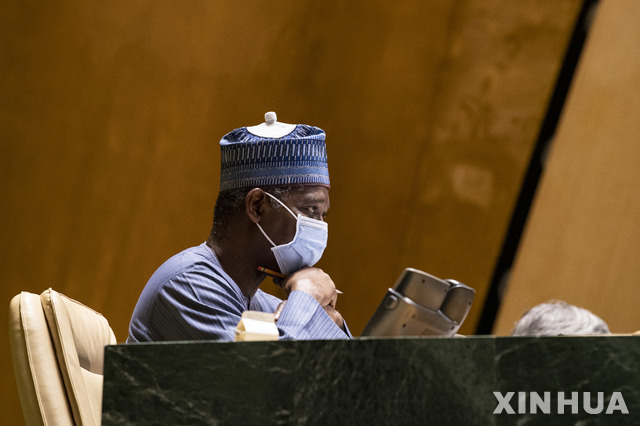[ 유엔본부=신화/뉴시스] 티자니 무함마드-반데 나이지리아인) 유엔총회 의장이 3일(현지시간) 유엔본부에서 열린 유엔총회에서 마스크를 쓴 채 발언하고 있다.  