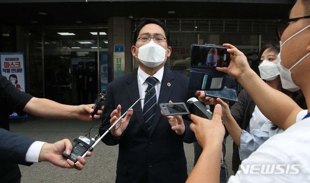 [서울=뉴시스] 박미소 기자 = 최대집 대한의사협회장이 더불어민주당 정책협약 이행 합의서 체결식을 마치고 4일 오전 서울 여의도 더불어민주당사 앞에서 취재진의 질문에 답하고 있다. 2020.09.04. photo@newsis.com