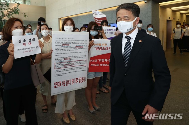 [서울=뉴시스]전진환 기자 = 박능후 보건복지부 장관이 4일 오후 서울 중구 한국증진개발원에서 열릴 예정이었던 '의과대학 정원 확대 등 의료정책과 관련한 협상에 대한 합의문 서명식' 전공의들의 반대로 무산되자 돌아가고 있다. 2020.09.04.  photo@newsis.com