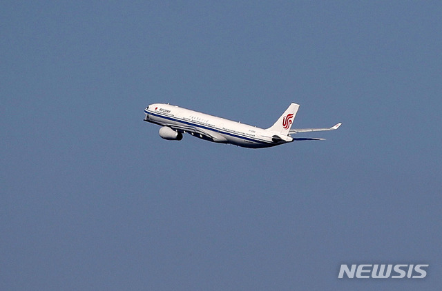 [인천공항=뉴시스] 박미소 기자 = 신종 코로나바이러스 감염증(코로나19) 여파로 문을 닫아걸었던 중국 베이징이 6개월만에 입국금지를 완화하기로 한 가운데 4일 오후 인천국제공항 주기장에서 베이징행 현대차그룹의 전세기가 이륙하고 있다.2020.09.04.misocamera@newsis.com