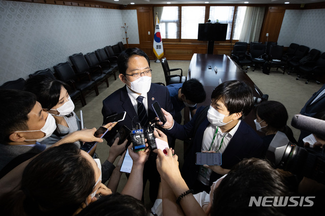 [서울=뉴시스] 김명원 기자 = 최대집 대한의사협회장이 4일 오후 서울 종로구 정부서울청사에서 열린 의·정 협의체 구성 합의서 체결식을 마친 후 취재진의 질문에 답하고 있다. 2020.09.04.  photo@newsis.com